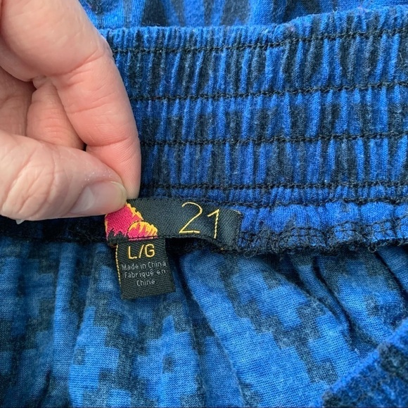 Forever 21 Mini Blue & Navy Geometric Skater Flowy Skirt Size Large - Picture 3 of 6